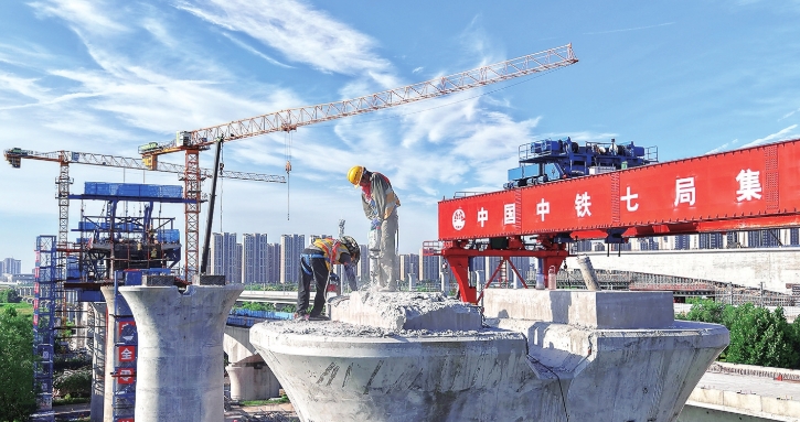 平漯周高铁跨太清路项目施工现场